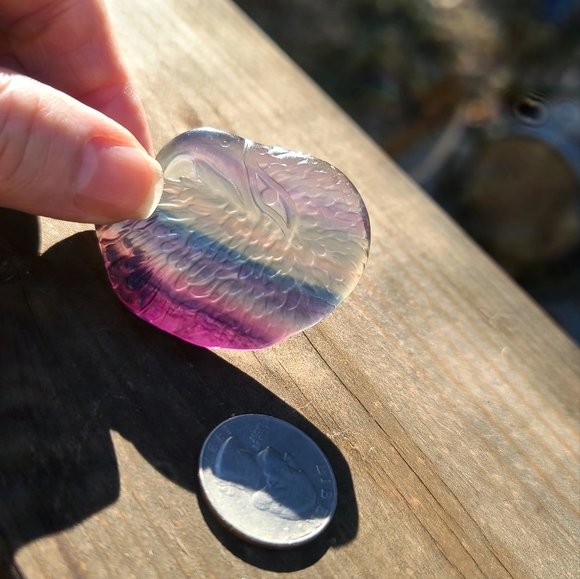 Handcarved Fluorite Eagle Head palm crystal - Picture 3 of 6